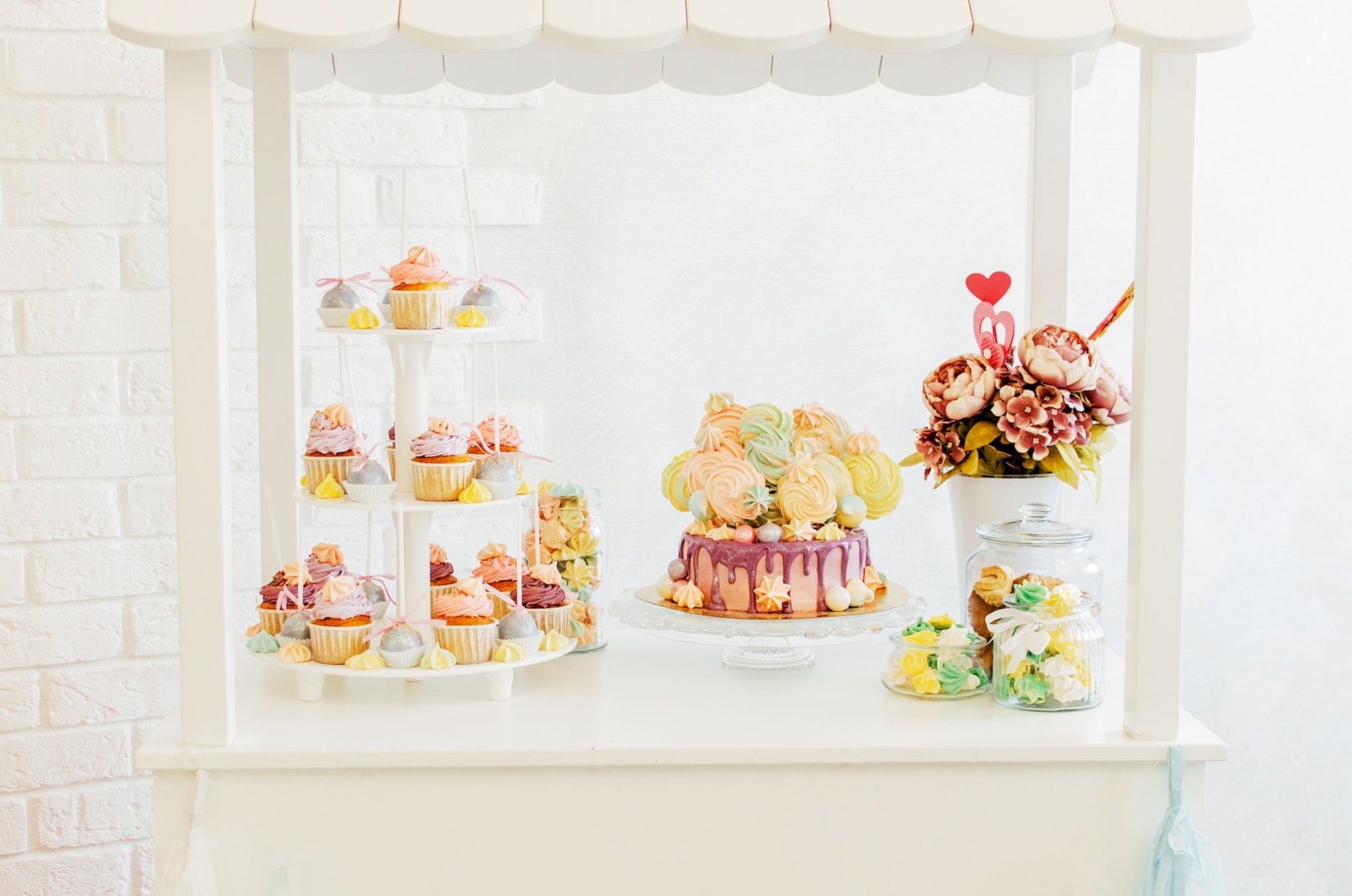 Candybar with birthday cake, cupcakes and meringue.